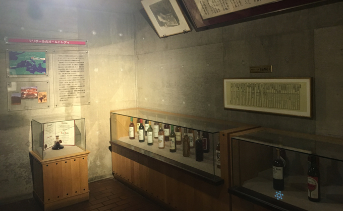 地下ワインカーヴ内の展示スペース