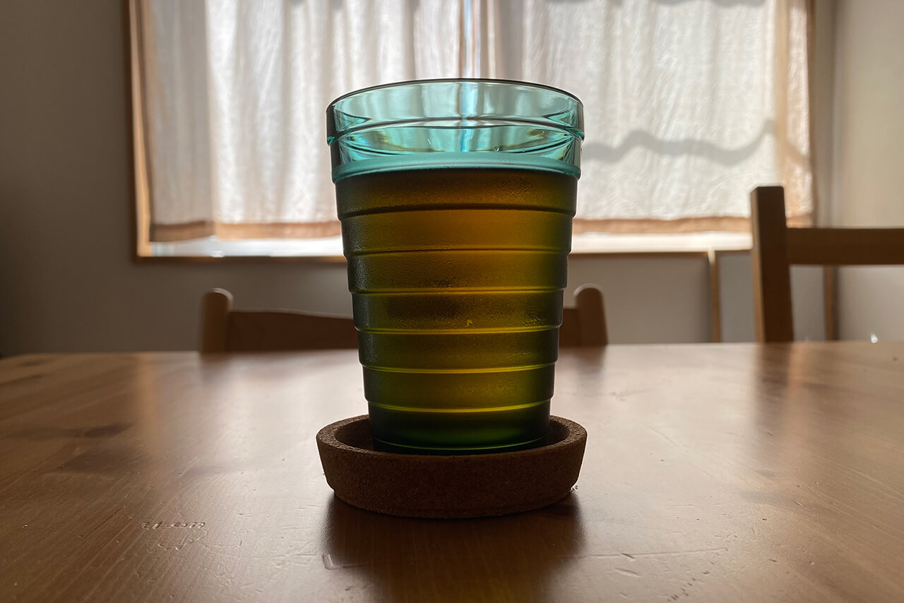 イッタラ アイノ・アアルトシリーズのグラス ハイボール「シーブルー」カラーに麦茶を入れて飲んでみた